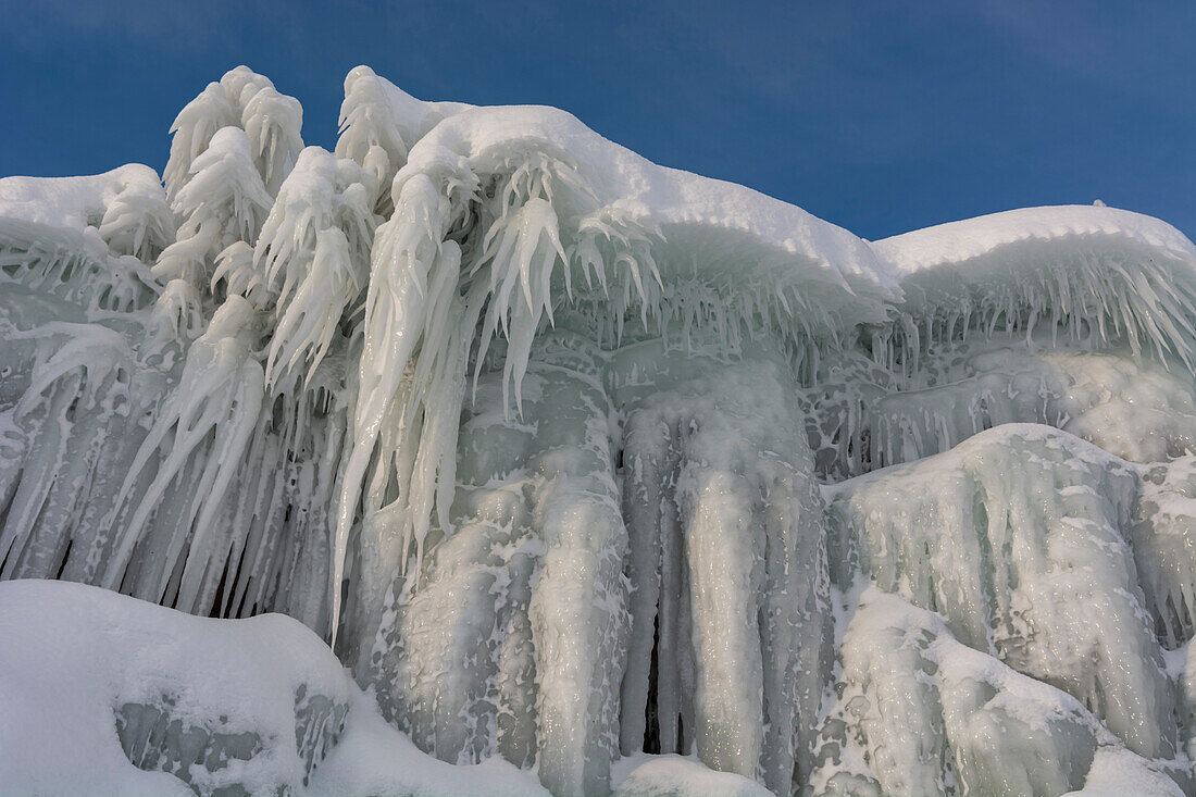 Detail von Eisstalaktiten entlang des Ufers des Tornetrask-Sees. Schweden.