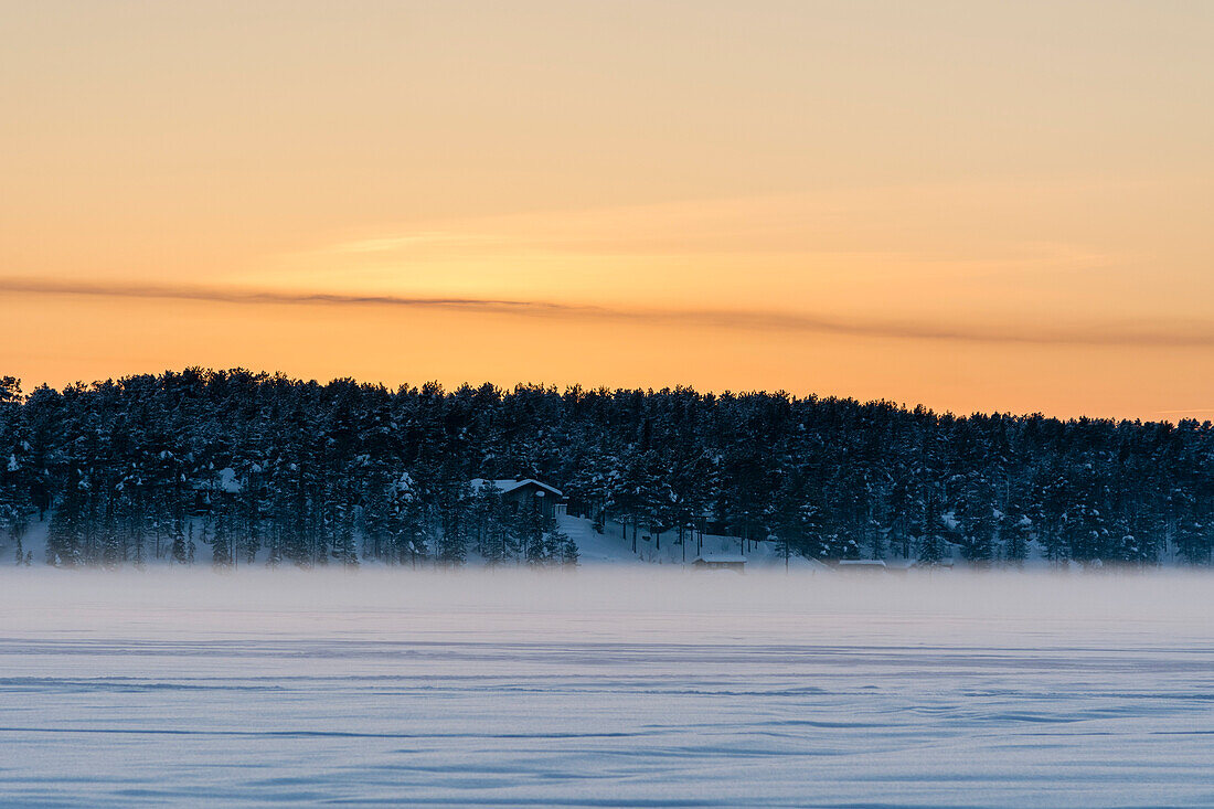 Blick auf den gefrorenen Fluss Torne in Jukkasjarvi, Schweden. Schweden.