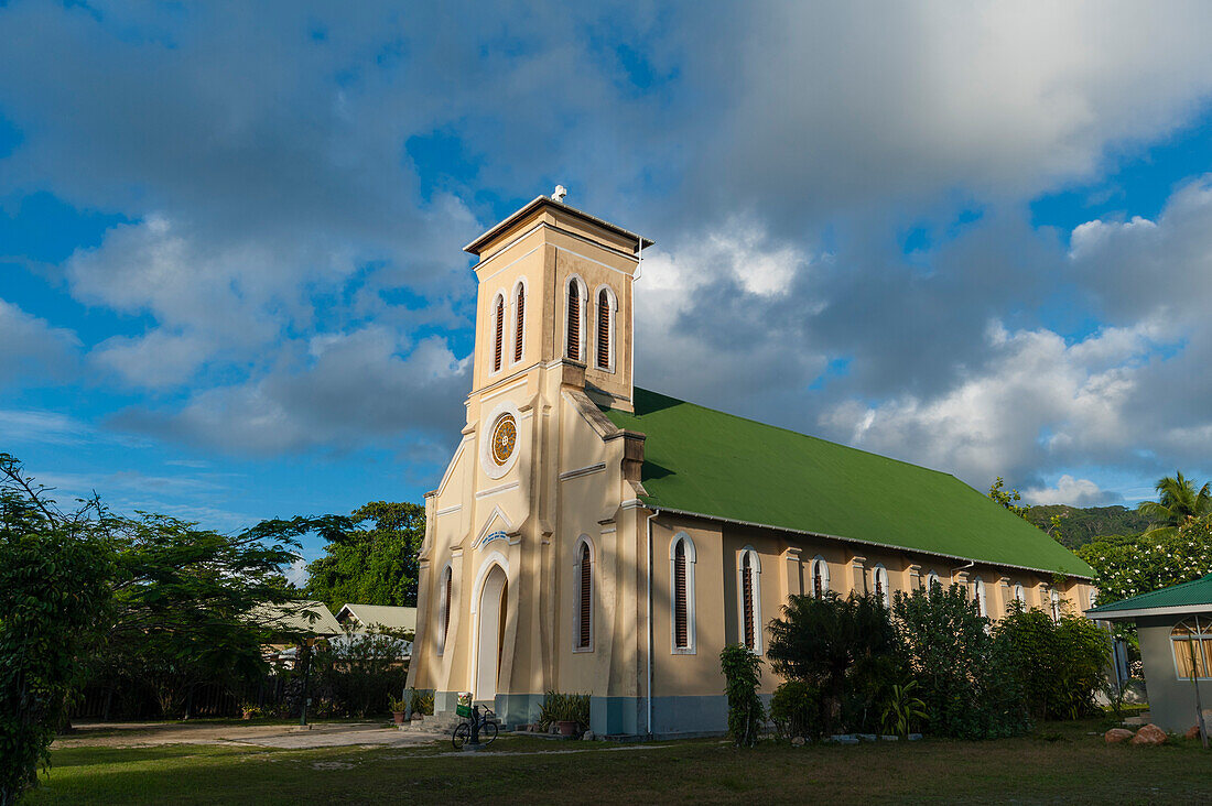 Eine christliche Kirche unter einem wolkenverhangenen Himmel. Insel La Digue, Die Republik der Seychellen.