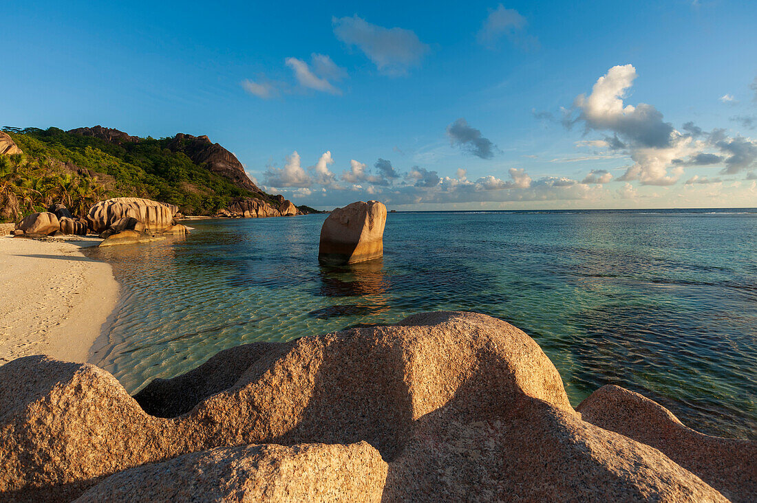 Felsformationen und Sandstrand auf einer tropischen Insel im Indischen Ozean. Strand Anse Source d'Argent, Insel La Digue, Republik Seychellen.