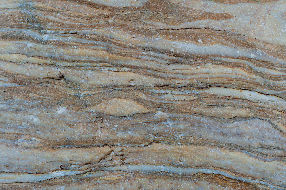 Ein Detail der glatten, weiß polierten Marmorwände im Mosaic Canyon. Death-Valley-Nationalpark, Kalifornien, USA.