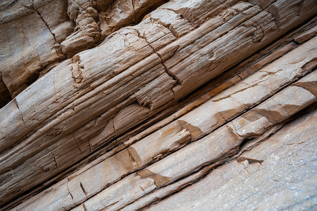 Ein Detail der glatten, weiß polierten Marmorwände im Mosaic Canyon. Death-Valley-Nationalpark, Kalifornien, USA.
