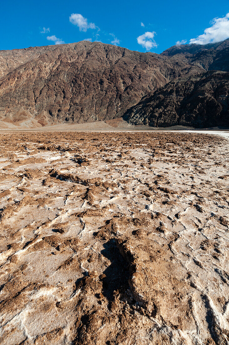 Verkrustete Erde in der Salzpfanne von Badwater Basin. Death-Valley-Nationalpark, Kalifornien, USA.