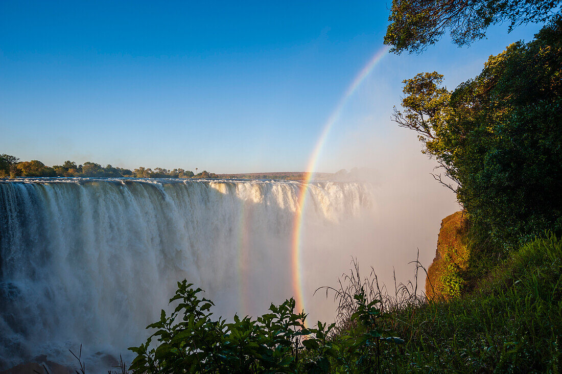 Ein doppelter Regenbogen über den Victoriafällen. Victoria Falls-Nationalpark, Simbabwe.