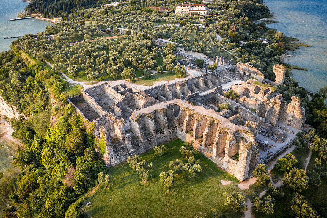 Die antiken römischen Catullo-Thermen von Sirmione, Sirmione, Gardasee, Provinz Brescia, Lombardei, Italien