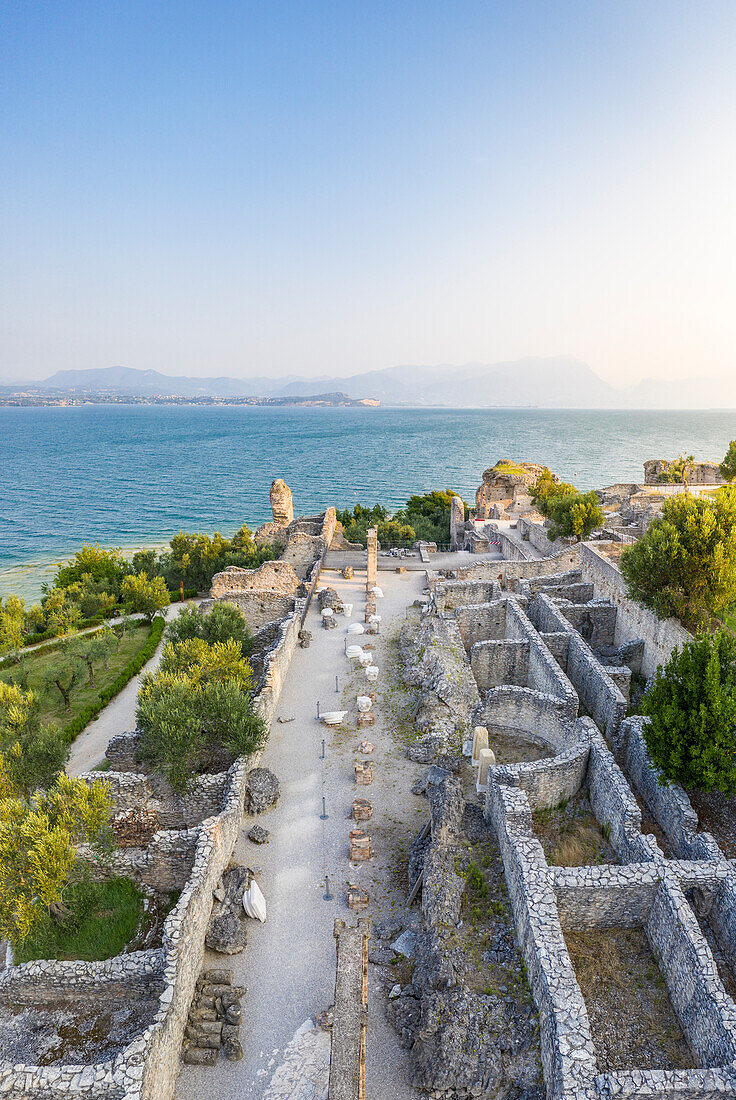 Die antiken römischen Catullo-Thermen von Sirmione, Sirmione, Gardasee, Provinz Brescia, Lombardei, Italien