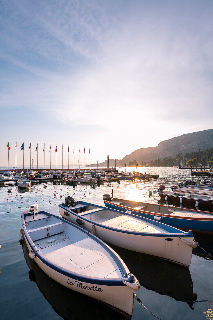 Boote im Hafen von Garda, Gardasee, Provinz Verona, Venetien, Italien