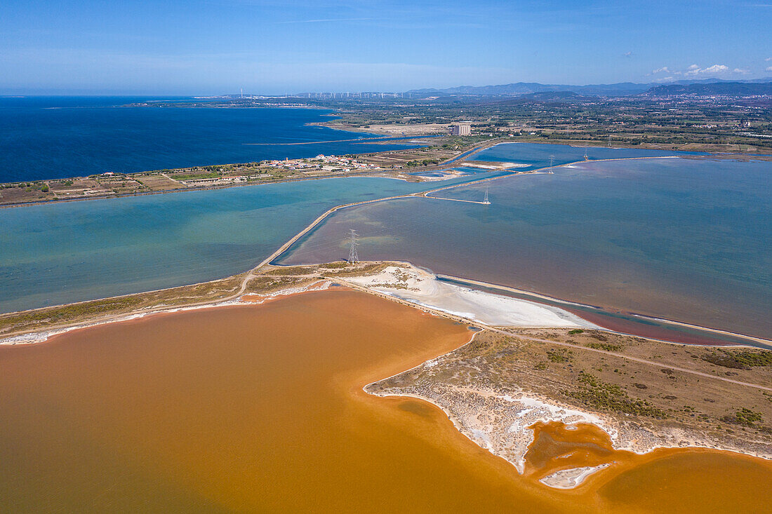 Luftaufnahmen der Saline Sant'Antioco. Sant'Antioco, Sulcis Iglesiente, Sardinien, Italien