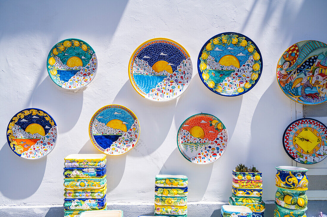 Ravello, Amalfiküste, Kampanien, Italien. Details der lokalen Keramik.