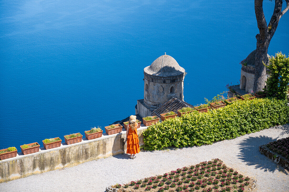 Ein Mädchen, das in Ravello spazieren geht, Amalfiküste, Kampanien, Italien.