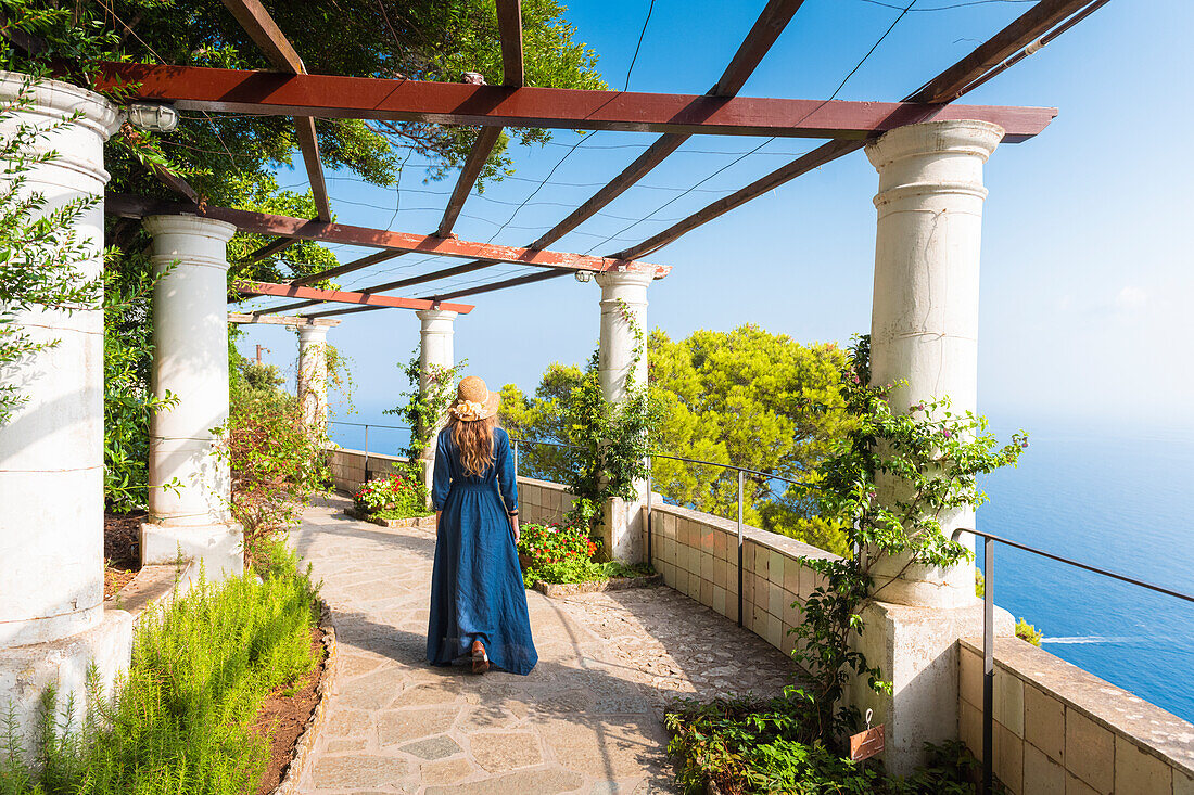 Ein Mädchen geht im Garten der Villa San Michele spazieren, Insel Capri, Kampanien, Italien