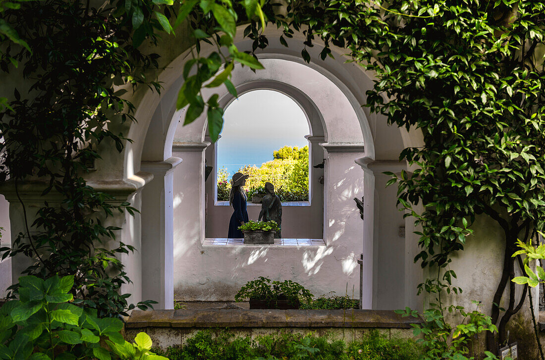 Ein Mädchen geht im Garten der Villa San Michele spazieren, Insel Capri, Kampanien, Italien