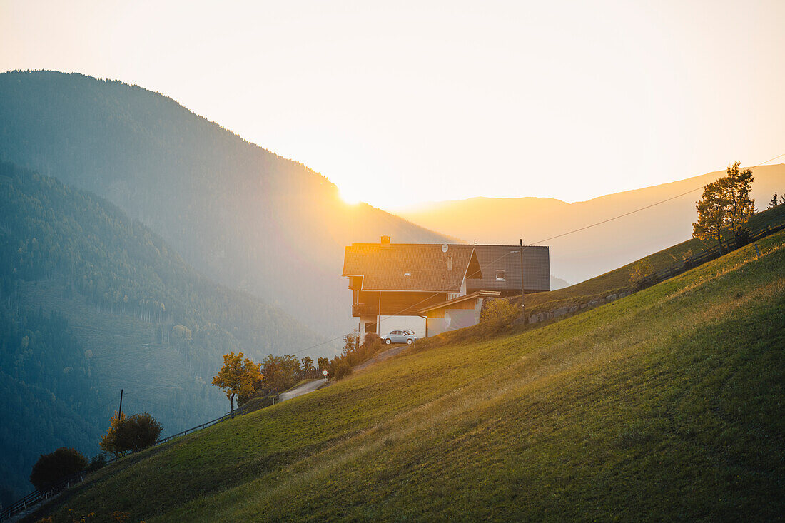 Sonnenuntergang im Dorf Santa Magdalena, Fünser Tal, Südtirol, Italien