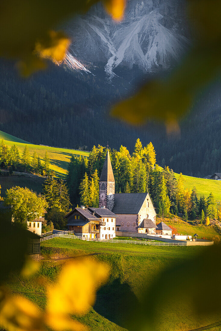 Blick auf das Dorf Santa Magdalena, Funes-Tal, Südtirol, Italien