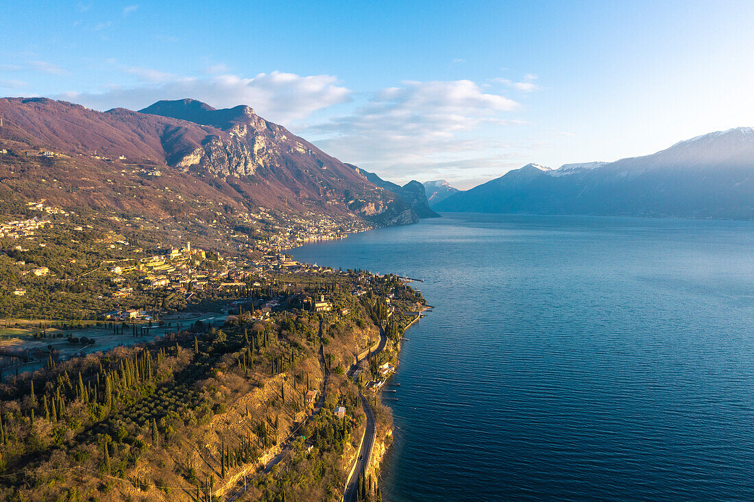 Küstenstraße bei Gardone Riviera, Lombardei, Gardasee, Italien.