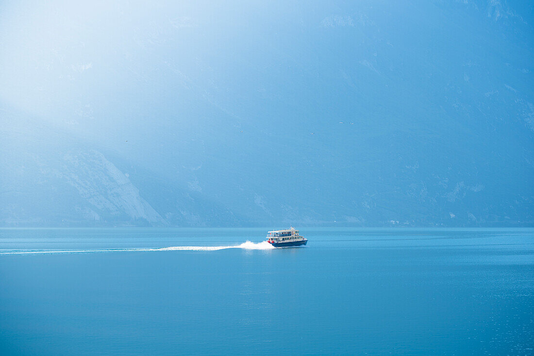 Schnellboot auf dem Gardasee, Italien.