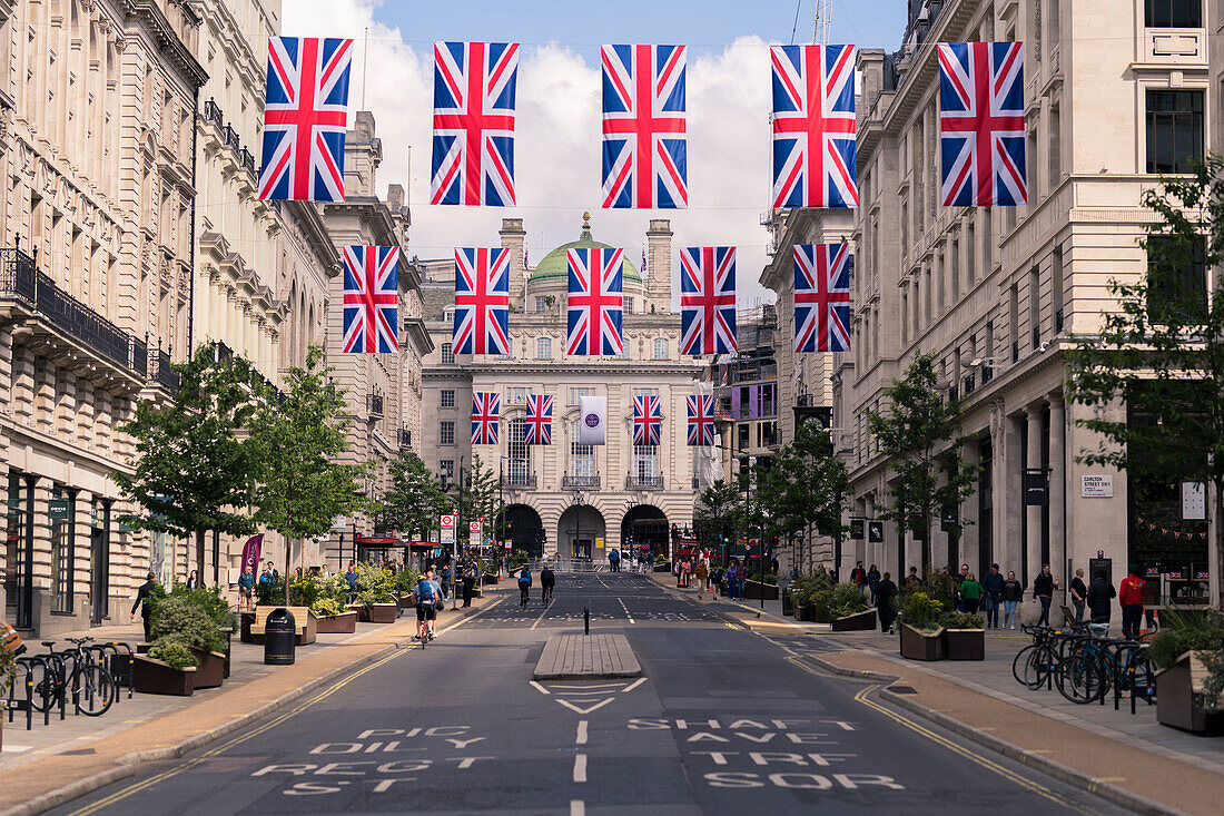 2022 Jubilee gekleidete Straße in London, Vereinigtes Königreich