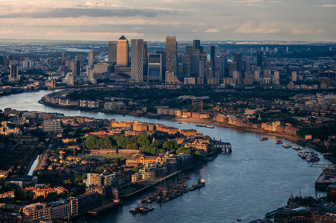 Hohe Ansicht der Stadt London mit der Themse und Canary Wharf. London, Vereinigtes Königreich