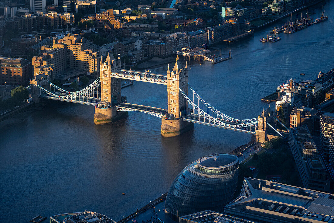 Hohe Ansicht der Stadt London mit der Tower Bridge und der Themse. London, Vereinigtes Königreich