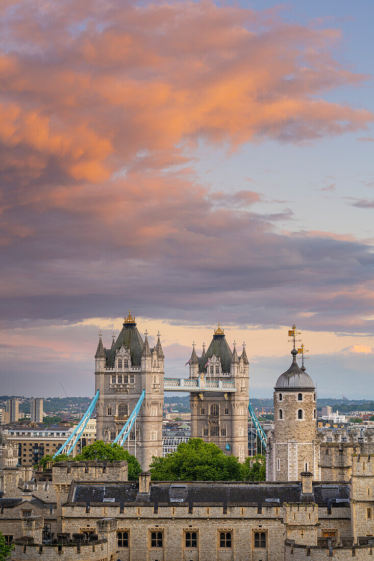 Sonnenuntergang über dem Tower of London und der Tower Bridge. London, Vereinigtes Königreich
