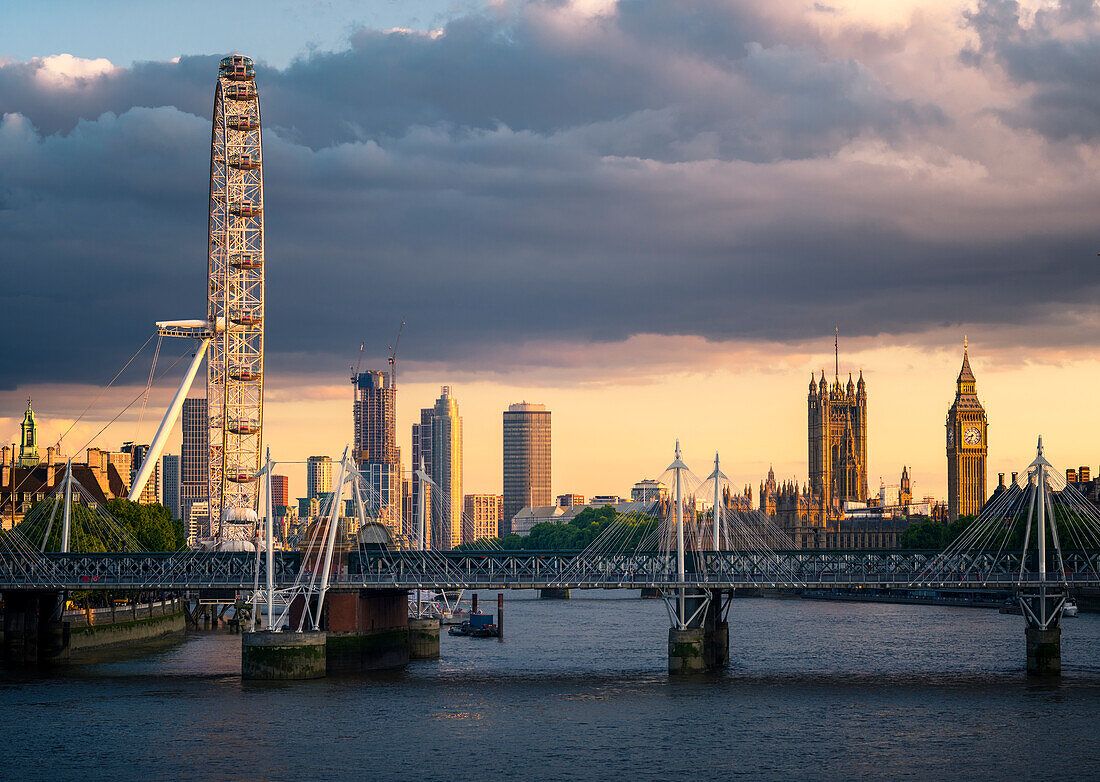 Sonnenuntergang über der Themse mit dem London Eye und Westminster. London, Vereinigtes Königreich