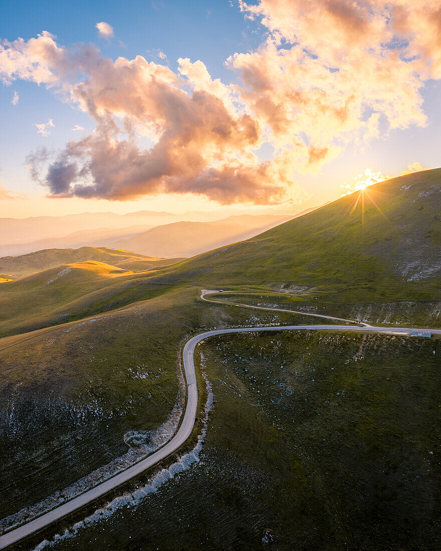 Gran Sasso National Park atemberaubende Landschaft in der Nähe von Campo Imperatore. Gran-Sasso-Nationalpark, Provinz L'Aquila, Abruzzen, Italien.