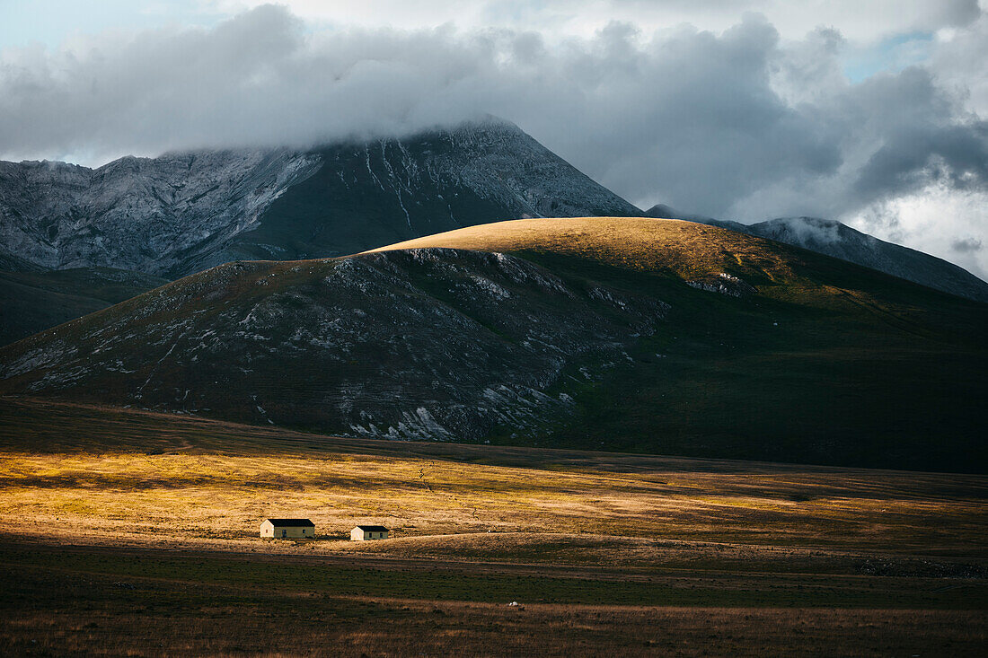 Gran Sasso National Park atemberaubende Landschaft in der Nähe von Campo Imperatore. Gran-Sasso-Nationalpark, Provinz L'Aquila, Abruzzen, Italien.