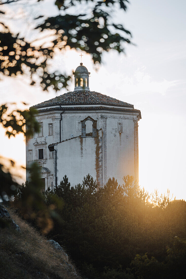 Sonnenuntergang in Rocca Calascio, ein altes Gebäude auf dem Gipfel eines Berges, Gran Sasso National Park, L'Aquila Provinz, Abruzzen, Italien.