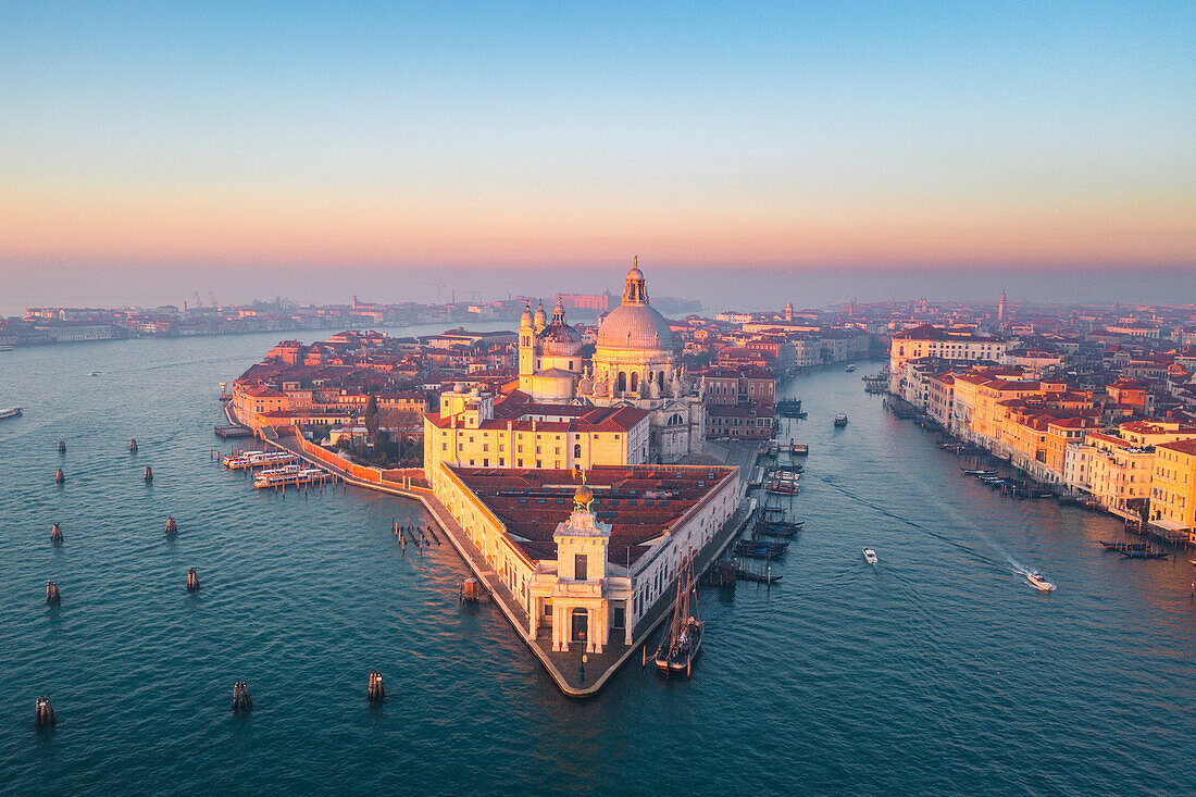 Luftaufnahme von Punta della Dogana und der Kirche Salute. Venedig, Venetien, Italien