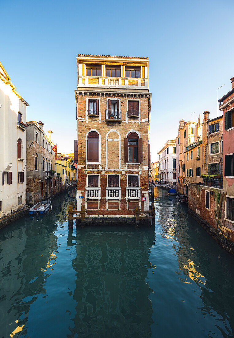 Kleiner Kanal in Venedig, Venetien, Italien