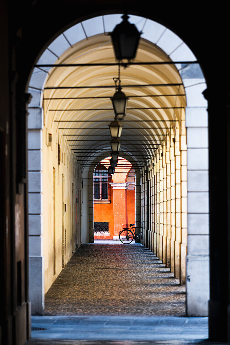 Typische Arkaden in der Nähe des Doms von Modena. Modena, Emilia Romagna, Italien