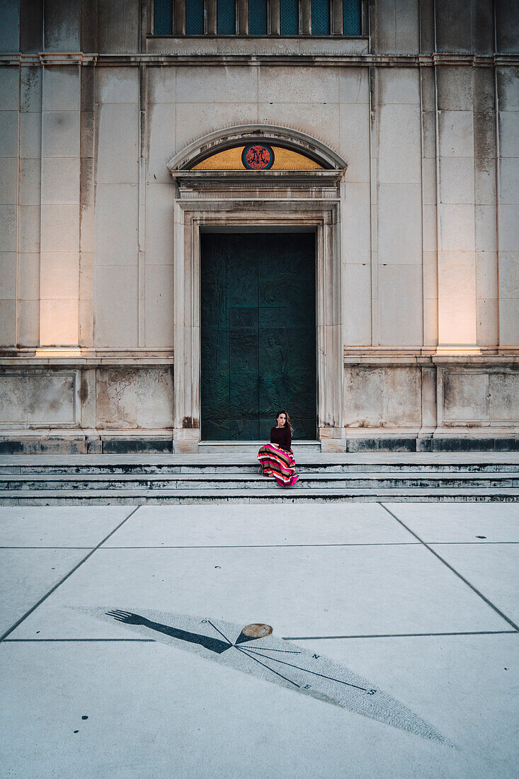 Ein Mädchen in Positano, Amalfiküste, Provinz Sorrento, Kampanien, Italien