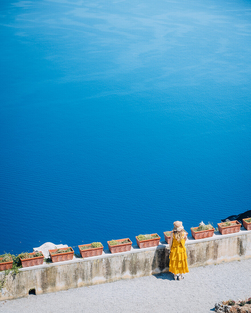 Ein Mädchen bei einem Spaziergang in Ravello, Amalfiküste, Kampanien, Italien.