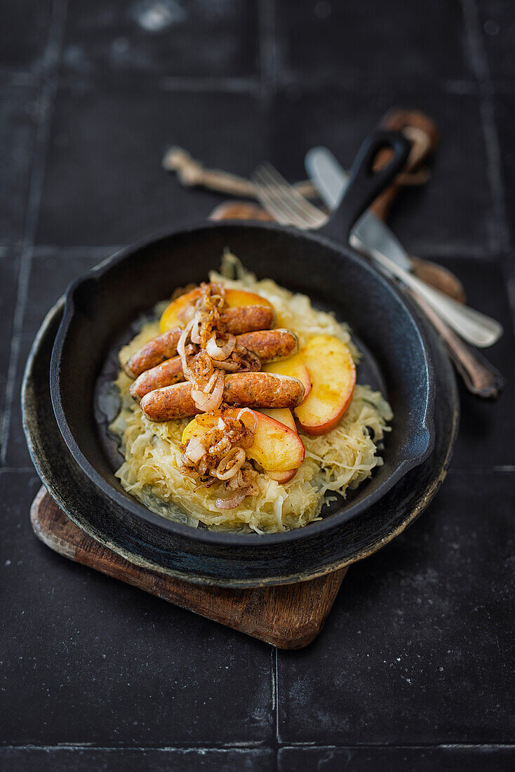 Nuremberg sausage with apples, onions and sauerkraut