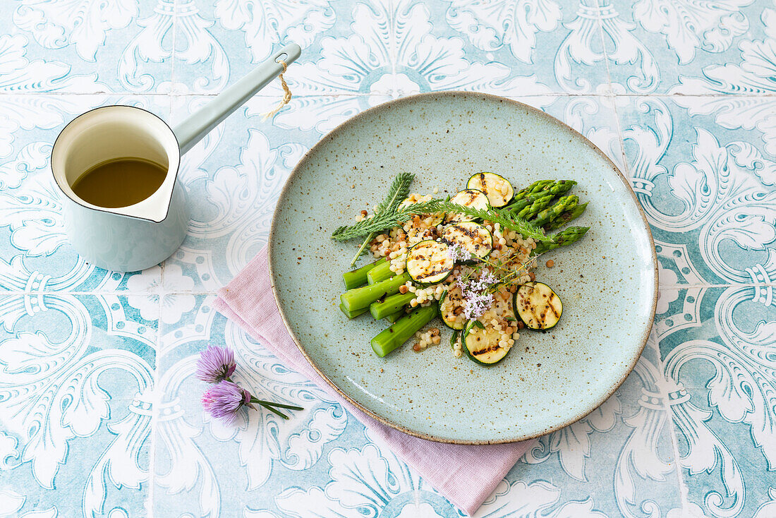 Sommerlicher Salat mit gegrilltem Gemüse, Fregola und Schafgarbe (vegan)