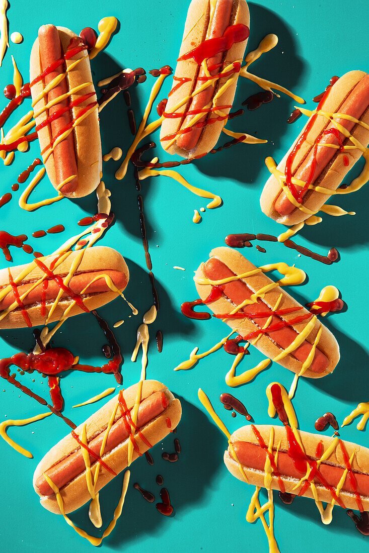 Hot Dog mit Senf und Ketchup