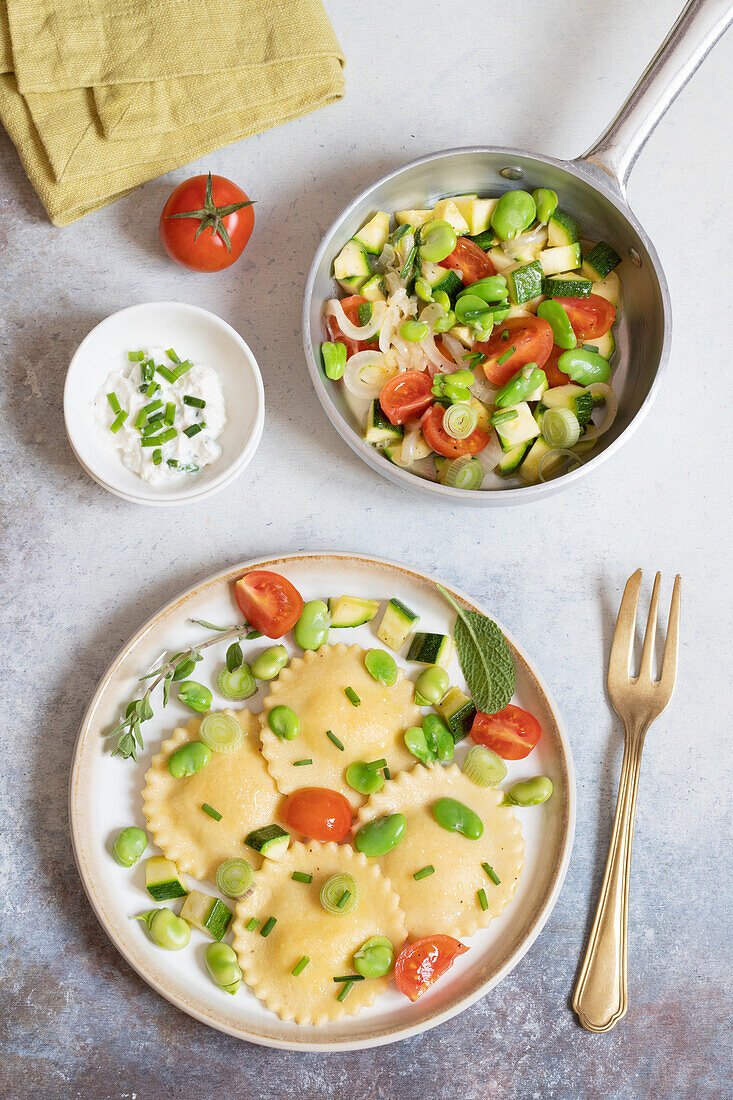 Ravioli mit Ricotta, Zucchini und Saubohnen