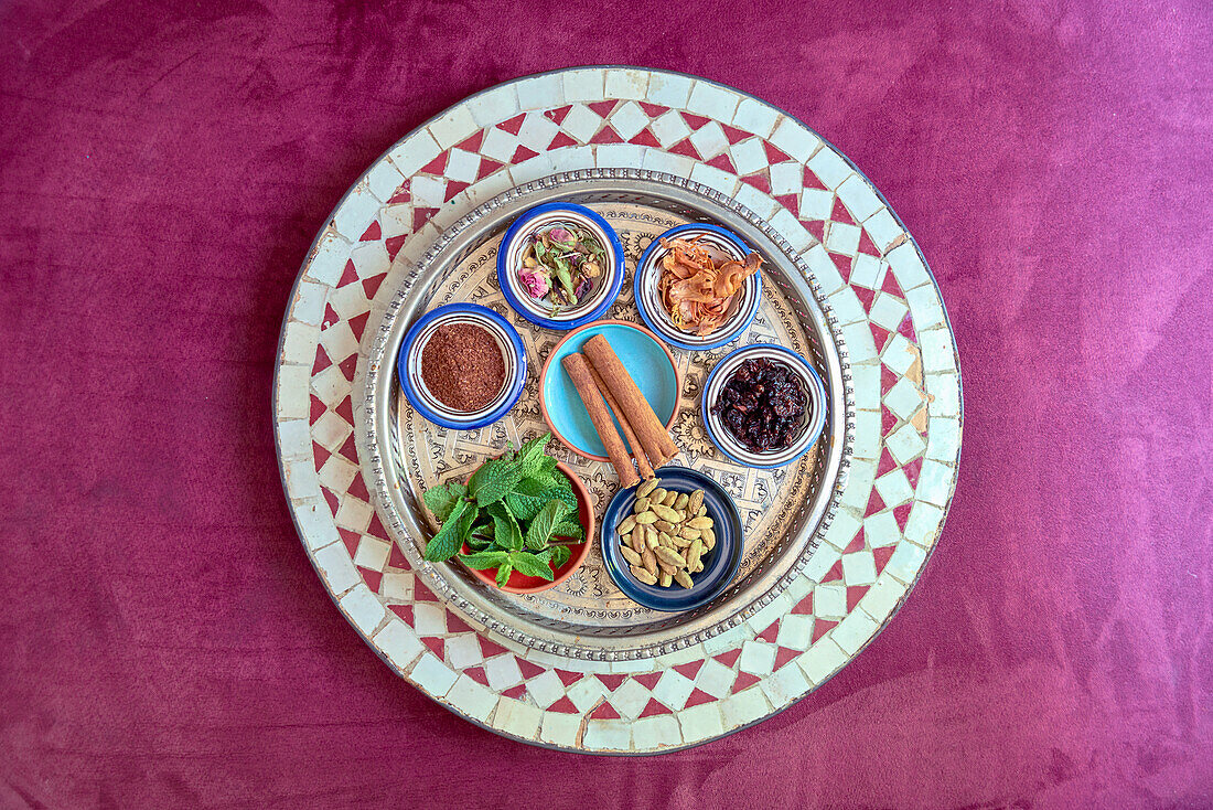 Verschiedene Kräuter und Gewürze für orientalische Gerichte
