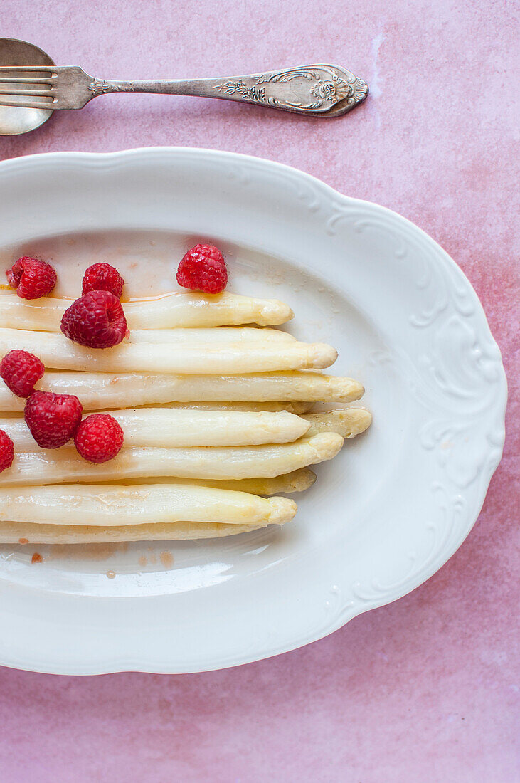 White asparagus with grapefruit sauce and raspberries