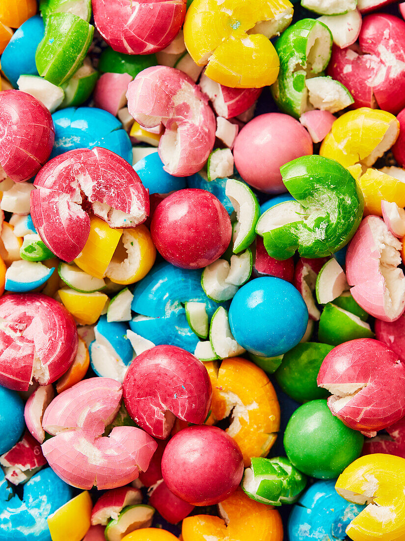 Crushed and whole gumballs