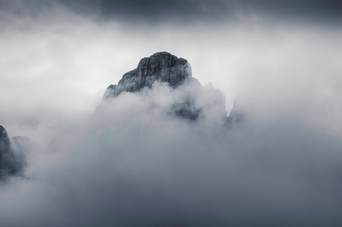 Nebliger Gipfel am Grödner Joch, Provinz Bozen, Grödner Tal, Dolomiten, Trentino Südtirol, Italien