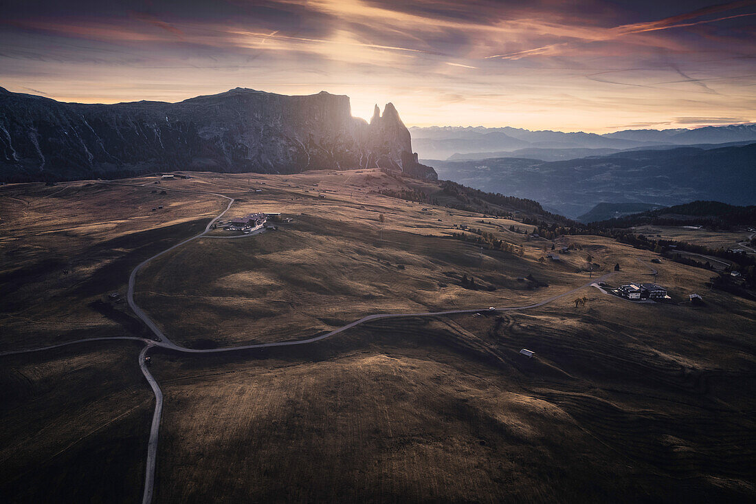 Luftaufnahme der Seiser Alm bei Sonnenuntergang, Südtirol, Trentino Südtirol, Italien