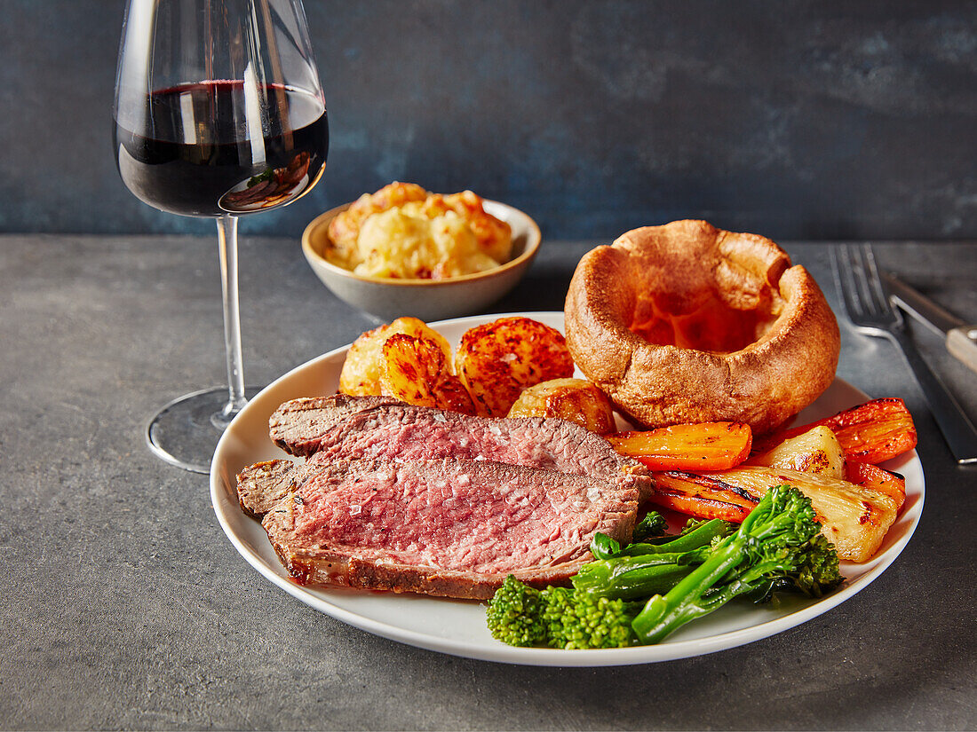 Sunday roast with various side dishes (Great Britain)