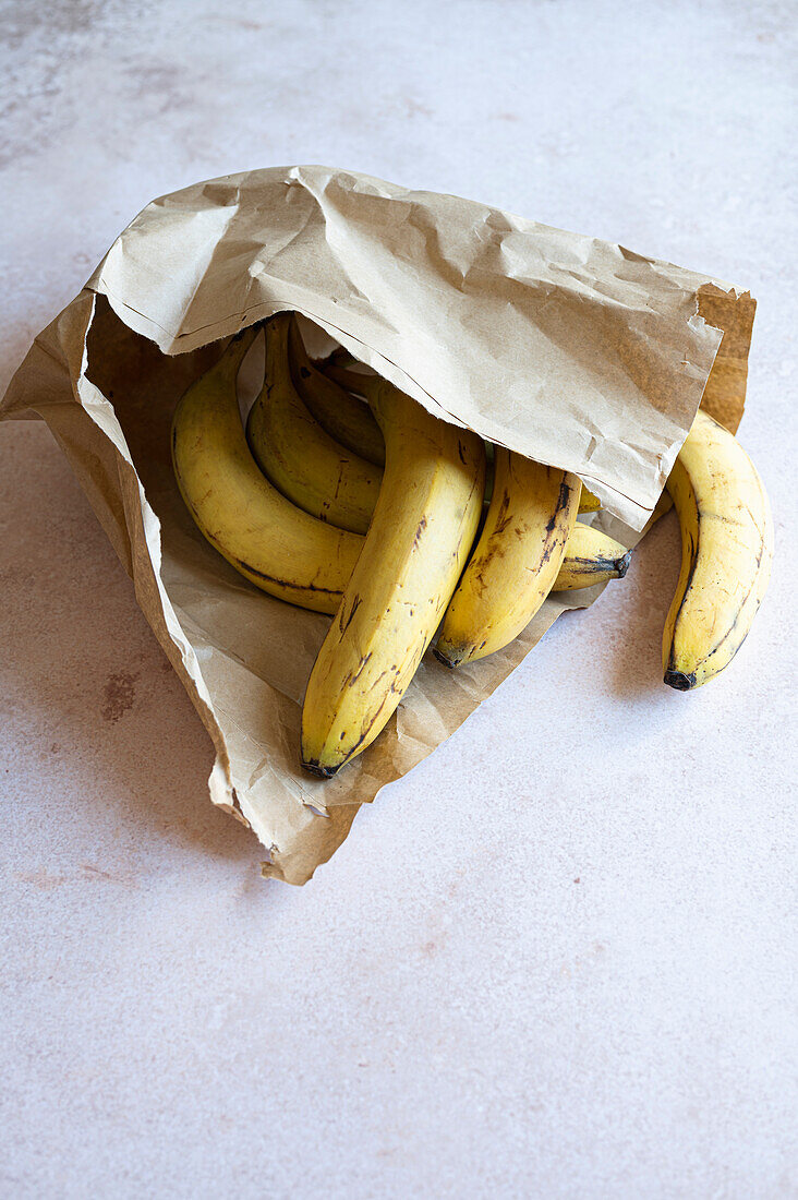 Bananen in brauner Papiertüte