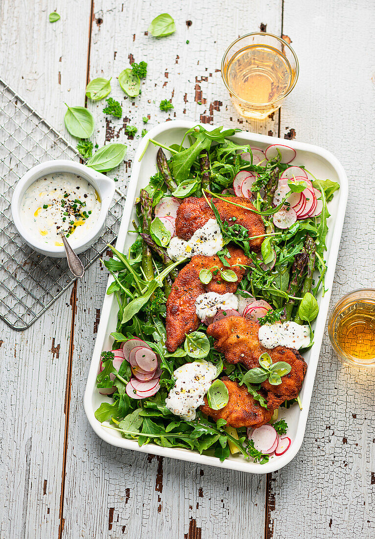 Spargelsalat mit Radieschen, Hähnchenschnitzeln und Joghurt-Dressing