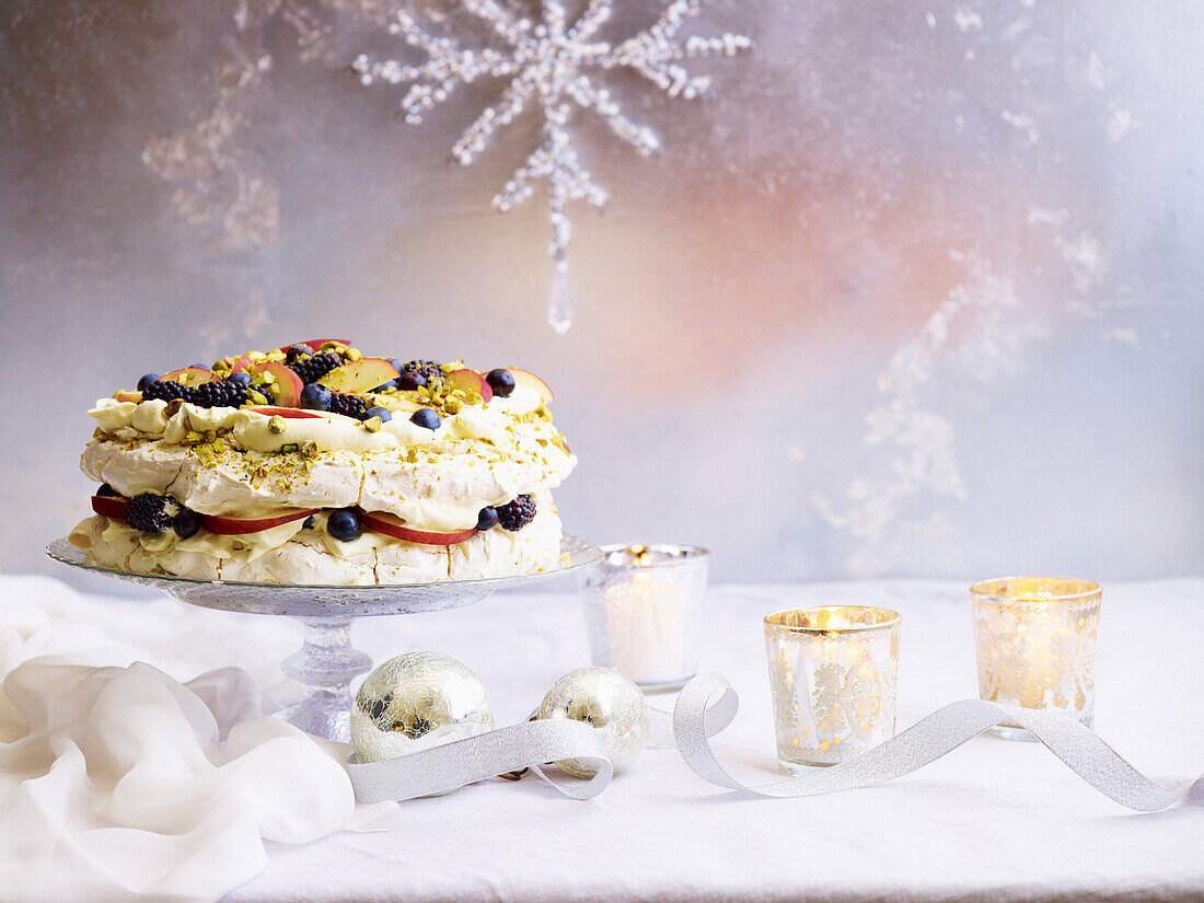 Pistazienbaisertorte mit weißen Pfirsichen und Blaubeeren