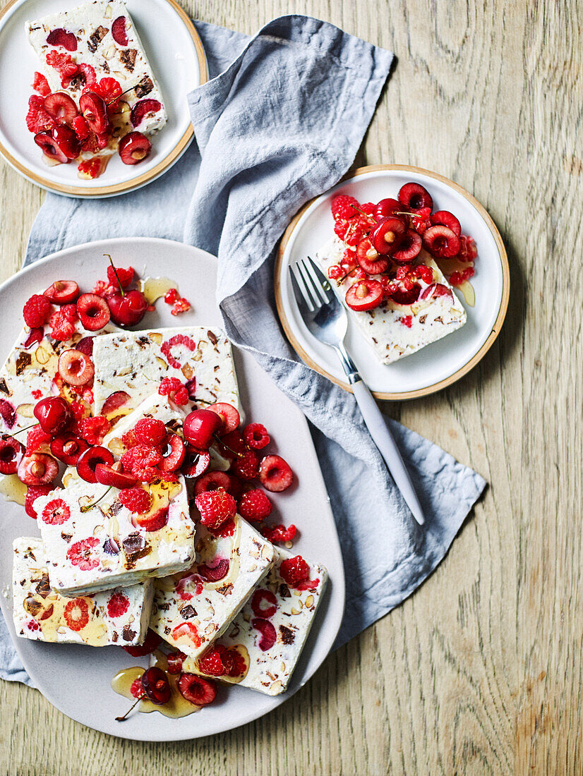 Parfait mit Schokolade, Honig und roten Sommerfrüchten