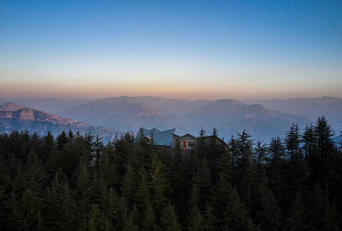 Blick auf das gezackte Welldach, Fagu, Indien