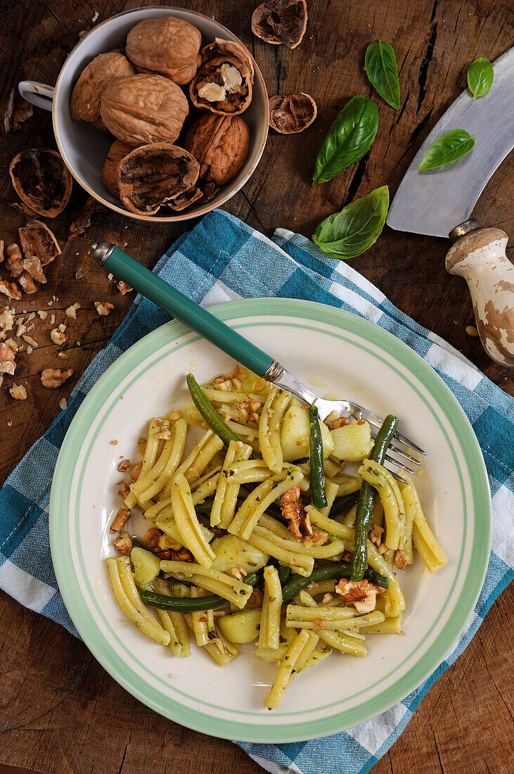 Casarecce-Nudeln mit Kartoffeln, grünen Bohnen und Walnüssen