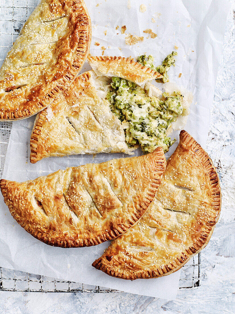 Hand Pies mit Brokkoli, Senf und Käse gefüllt